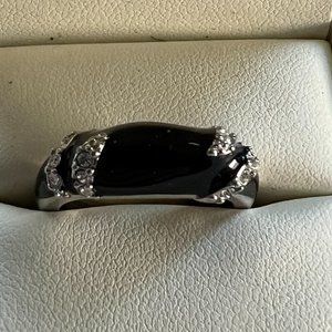 WOMAN'S SILVER BANDED RING